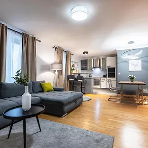Live Centrally In A Spacious And Modern In Apartamento Viena